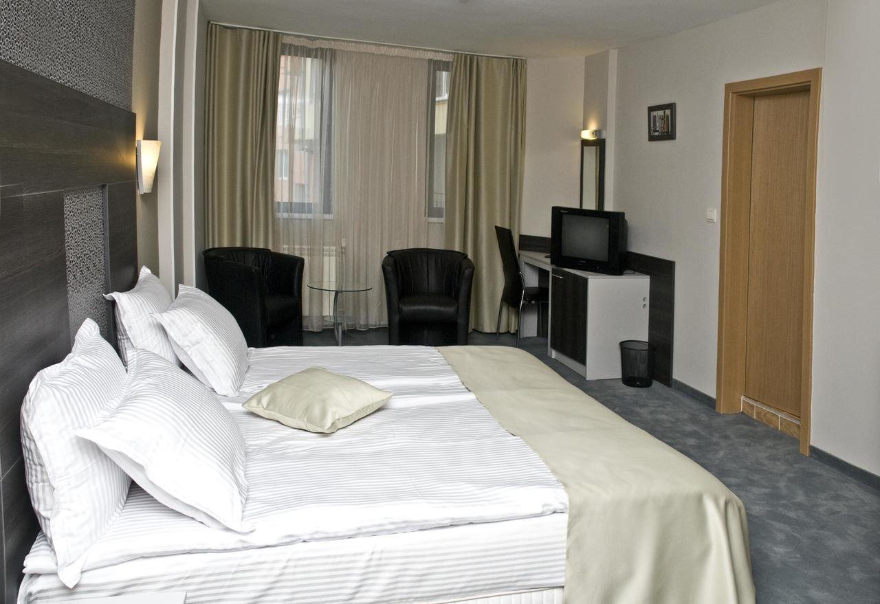 Hotel 4 Zona Sofia Bagian luar foto