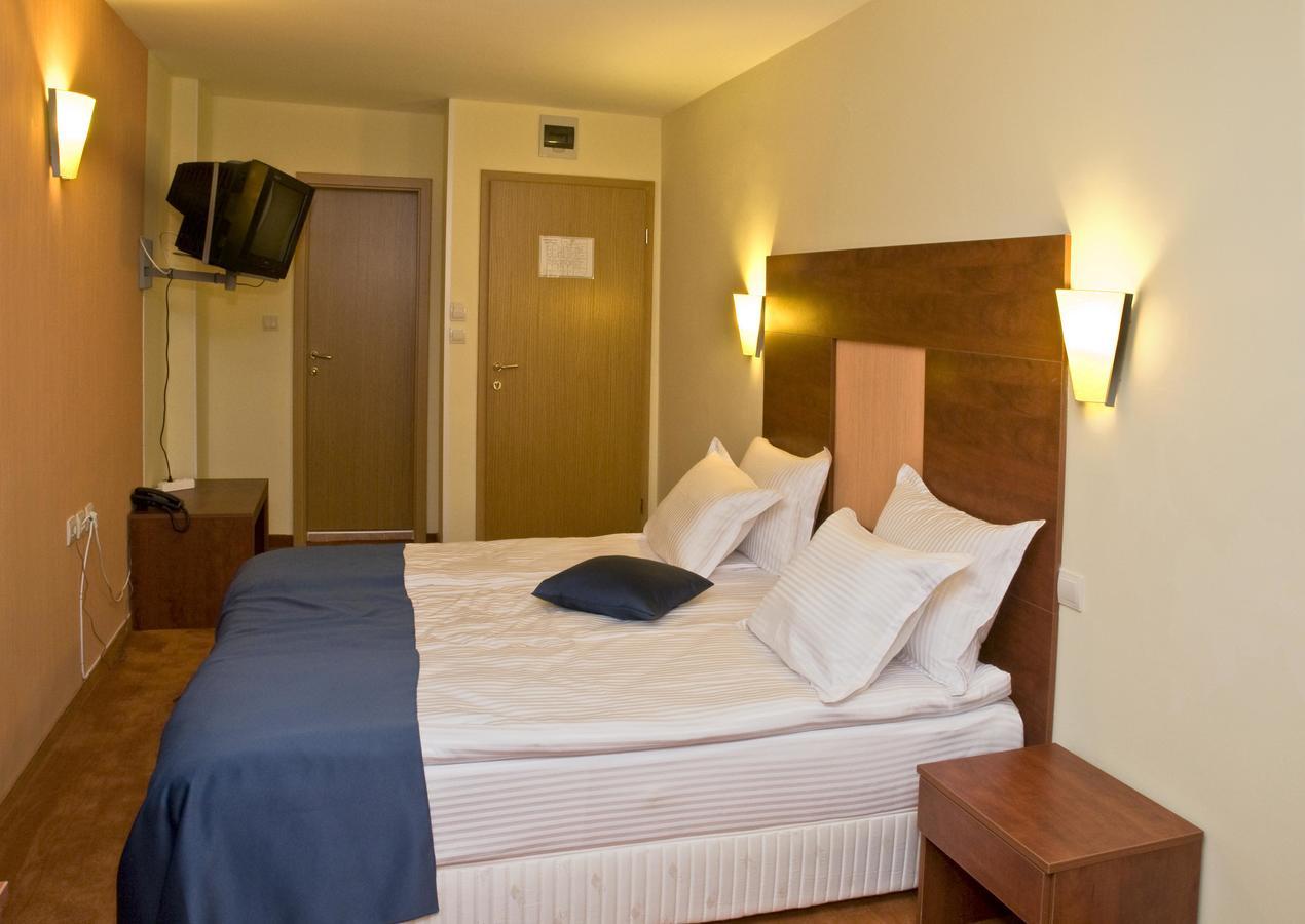 Hotel 4 Zona Sofia Bagian luar foto