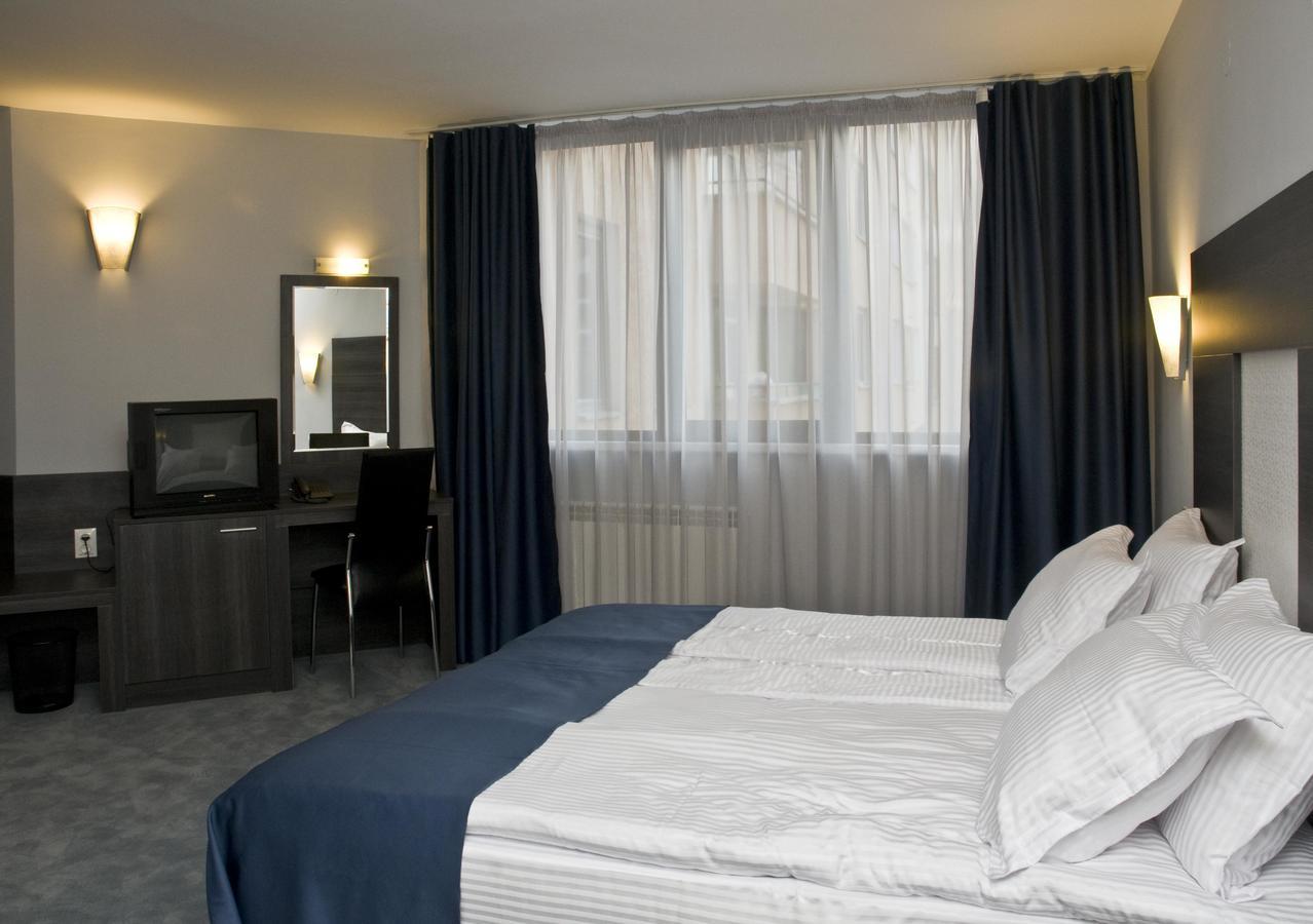 Hotel 4 Zona Sofia Bagian luar foto
