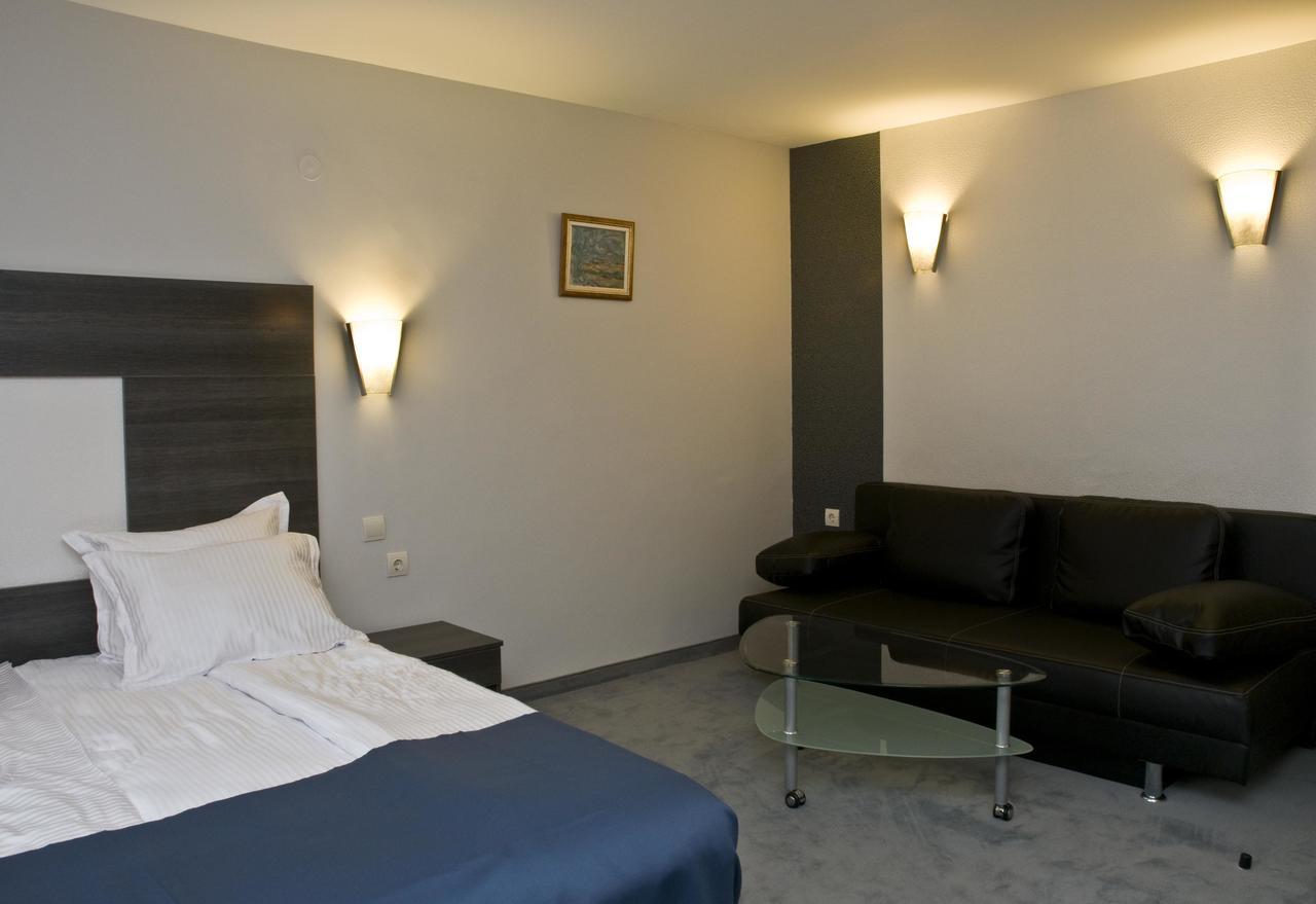 Hotel 4 Zona Sofia Bagian luar foto