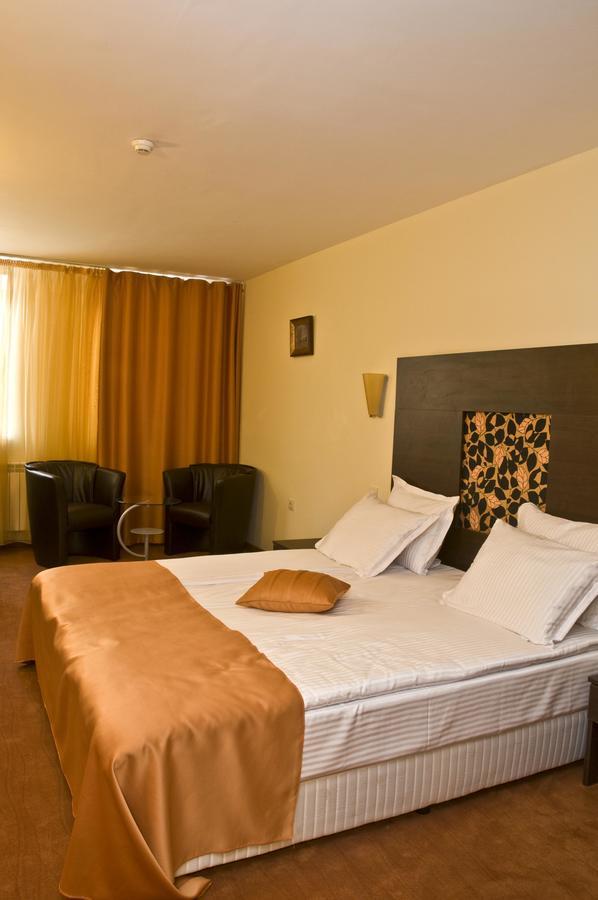 Hotel 4 Zona Sofia Bagian luar foto